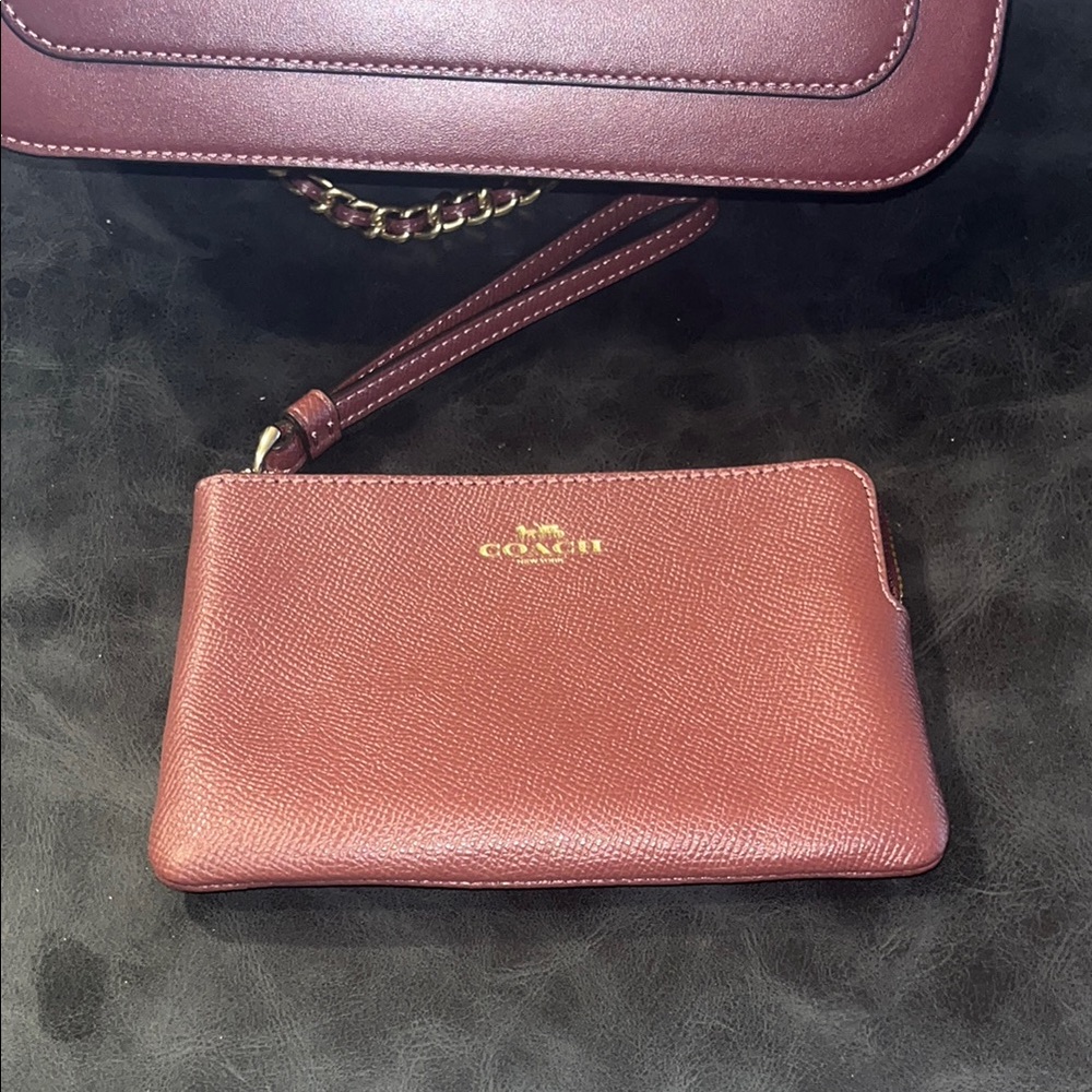 Coach Madison shoulder nah Elegant Burgundy Shoulder Bag with Gold Accents - Picture 12 of 14